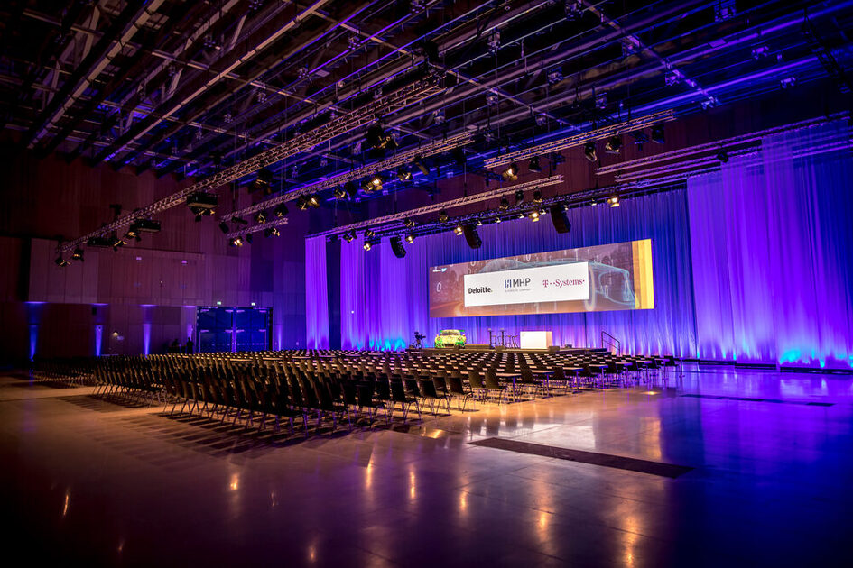 Halle Nord mit parlamentarischer Bestuhlung und Bühne