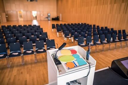 Terrassensaal Rednerpult Reihe