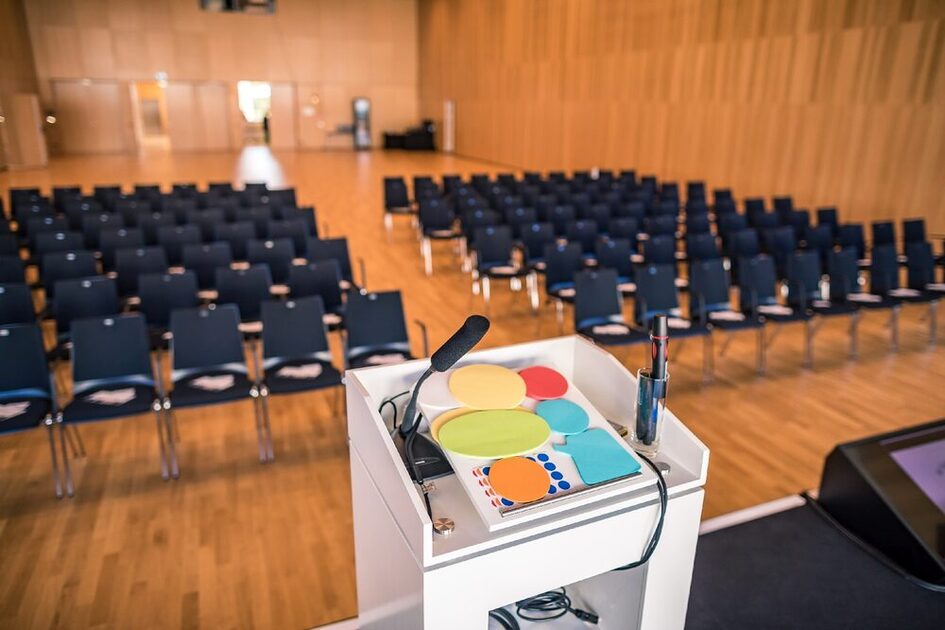 Terrassensaal Rednerpult Reihe