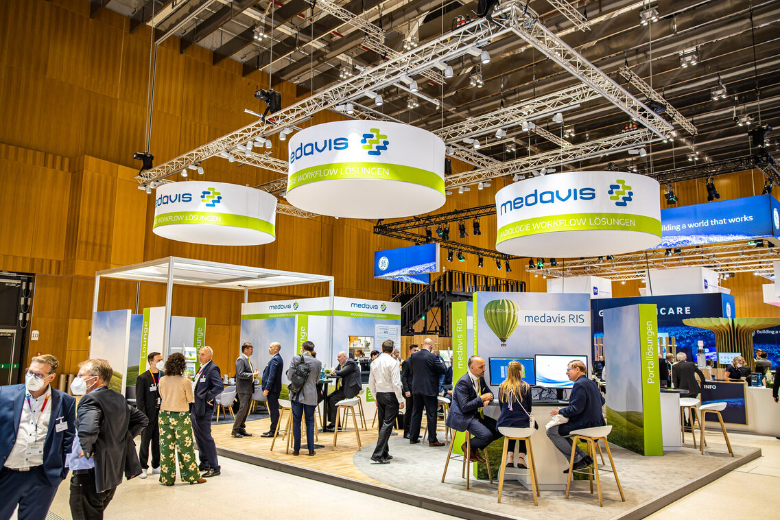 Personas en la sala de exposiciones del Pabellón Norte