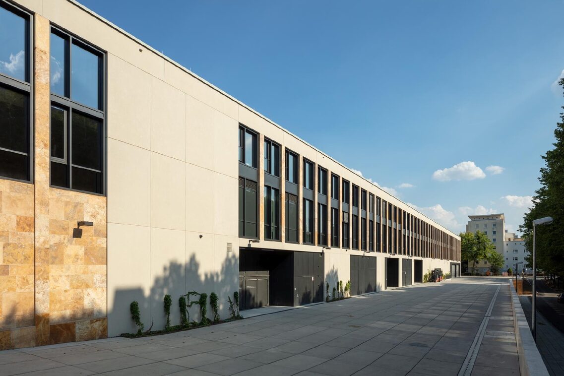 Vista exterior del patio de carga