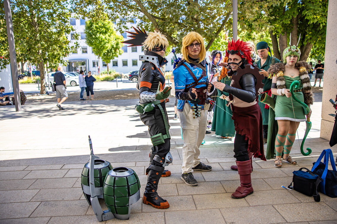 Drei Personen in Manga-Kostümen posieren vor der Kamera