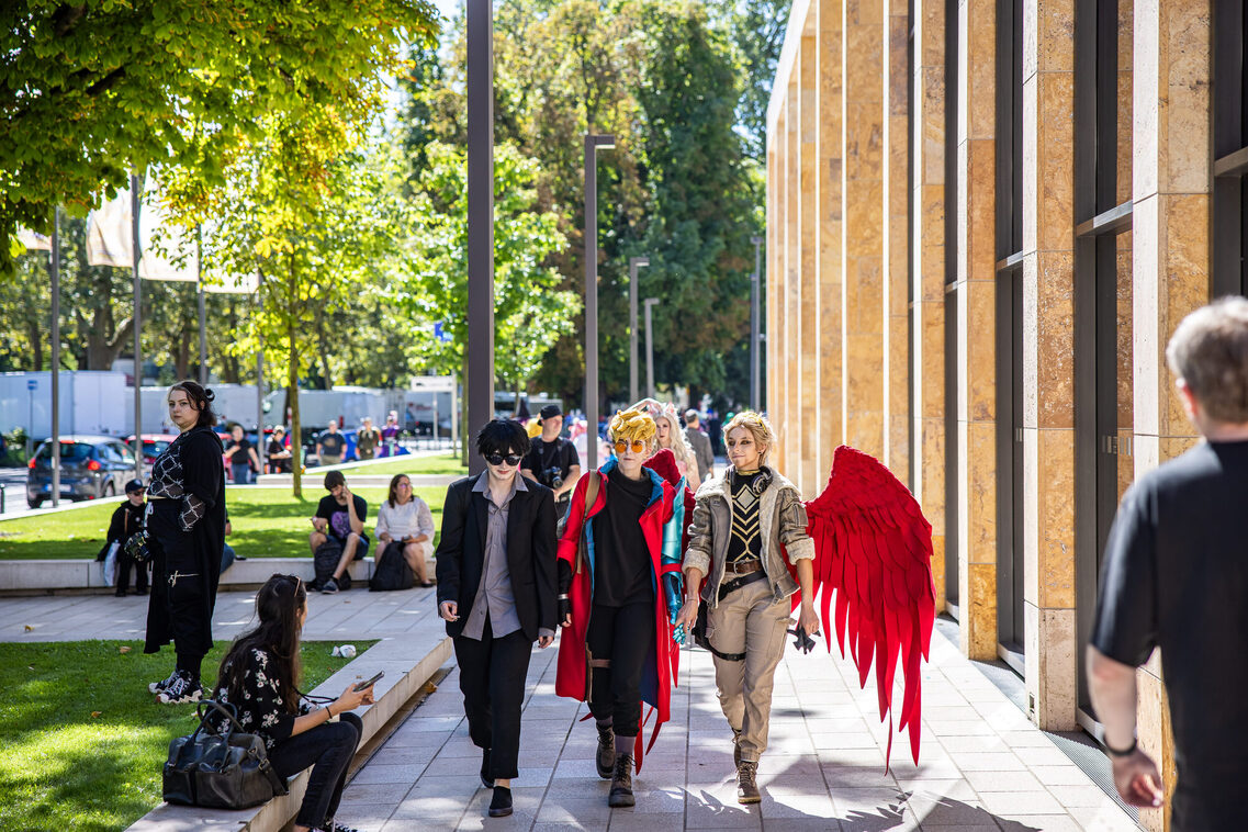 Drei Menschen in Manga-Kostümer posieren vor der Kamera