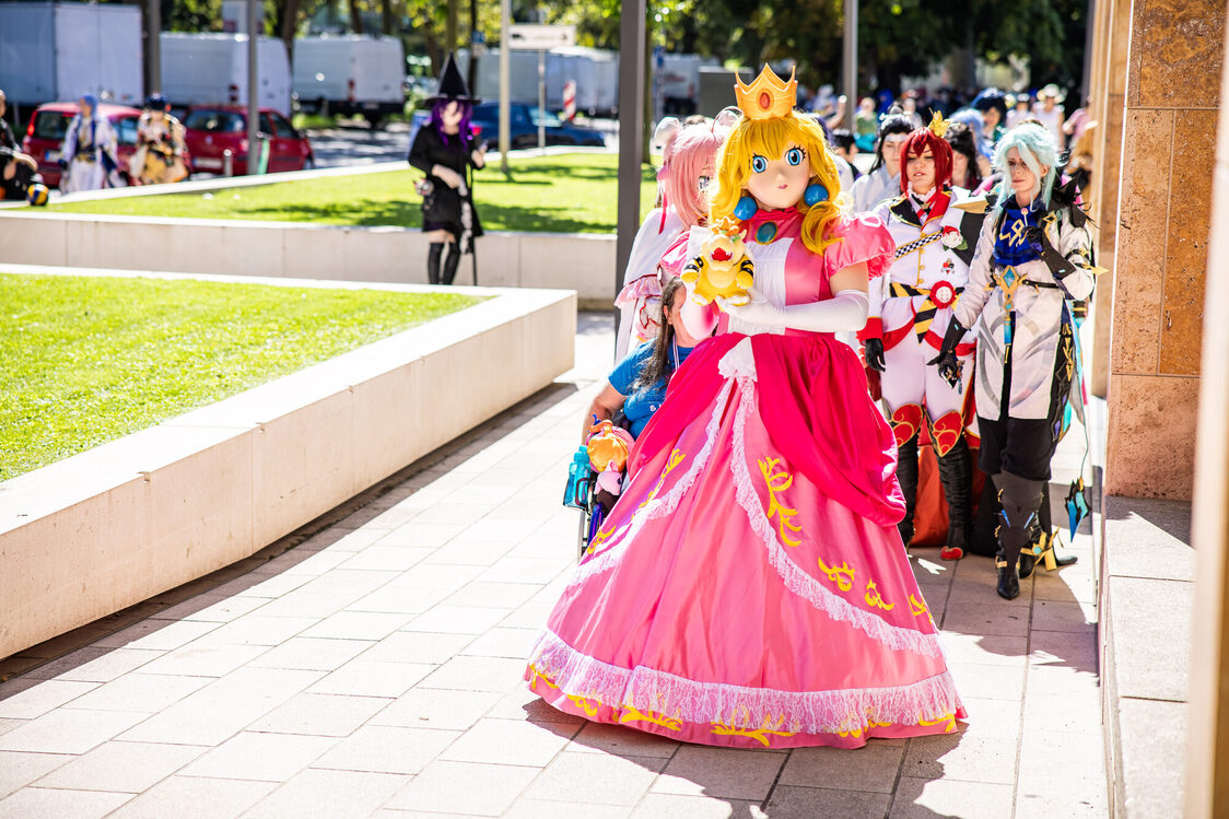 Eine Persone in Mario Prinzessin posiert vor der Kamera