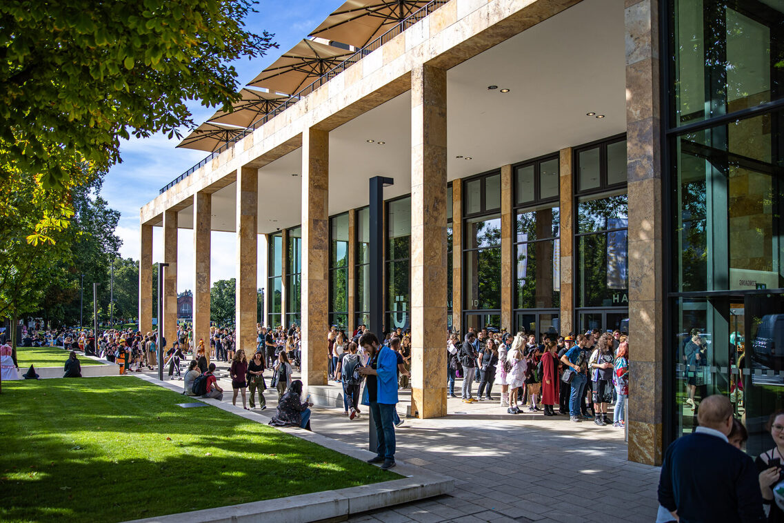 Warteschlange vor der RMCC Foyer Süd
