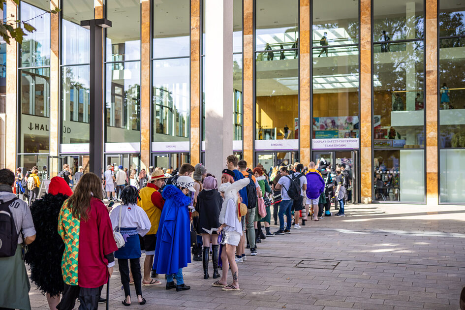 RMCC önünde kuyruk