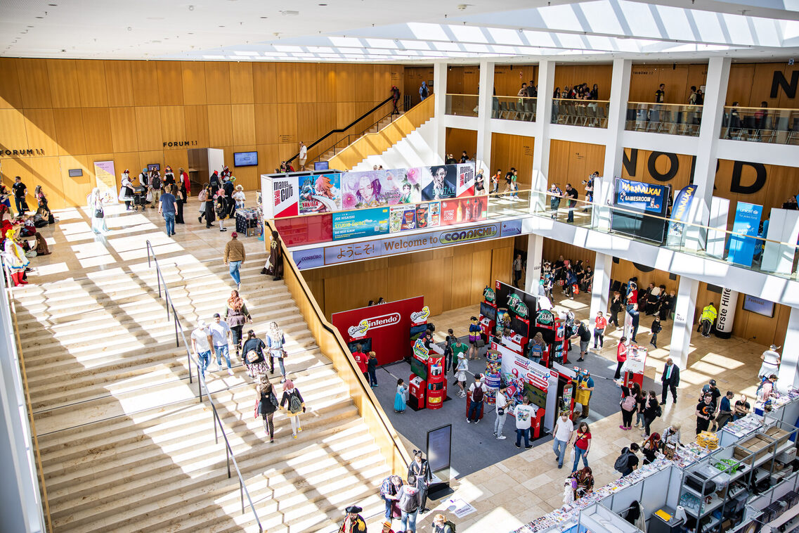 Veranstaltungsgäste im Foyer Zentral im RMCC