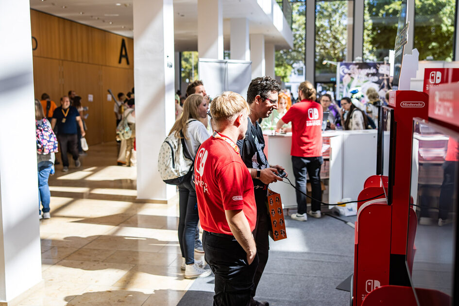 Etkinlik konukları merkezi fuayede Nintendo oynuyor