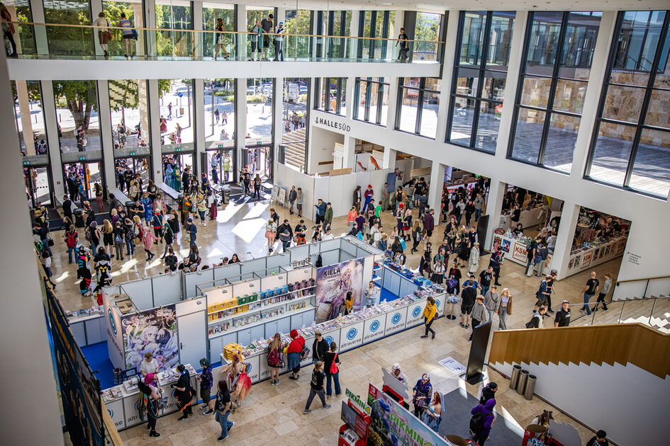 Etkinlik konukları RMCC'nin merkezi fuayesinde