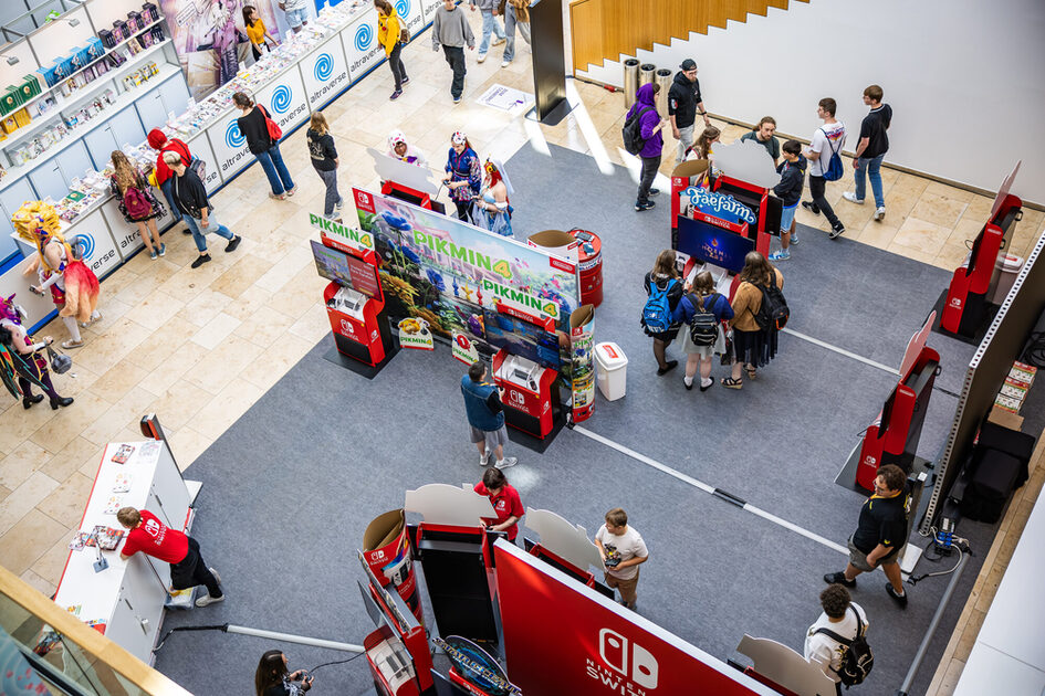 Etkinlik konukları merkezi fuayede Nintendo oynuyor