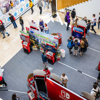 Veranstaltungsgäste spielen Nintendo im Foyer Zentral