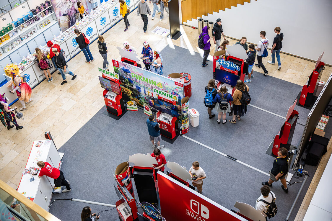 Veranstaltungsgäste spielen Nintendo im Foyer Zentral