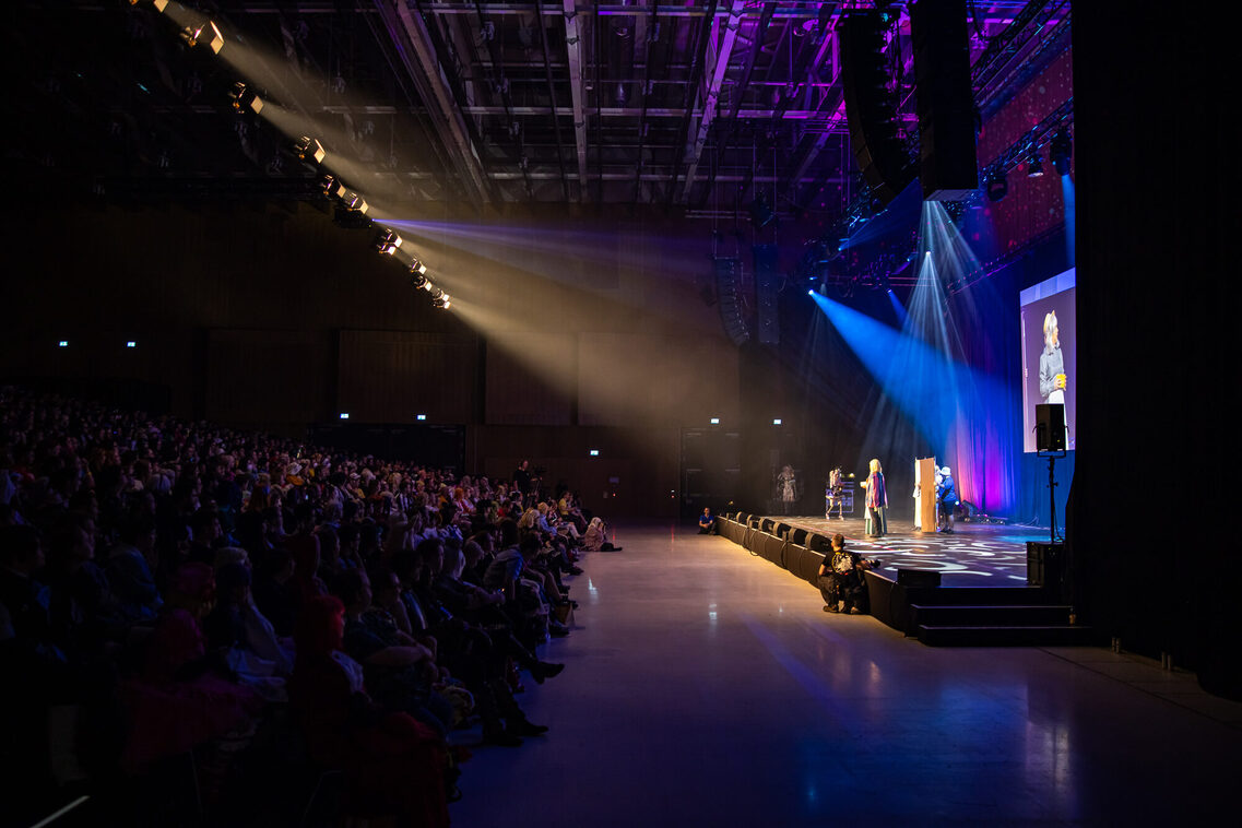 Vorstellung auf der Bühne in der Halle Nord