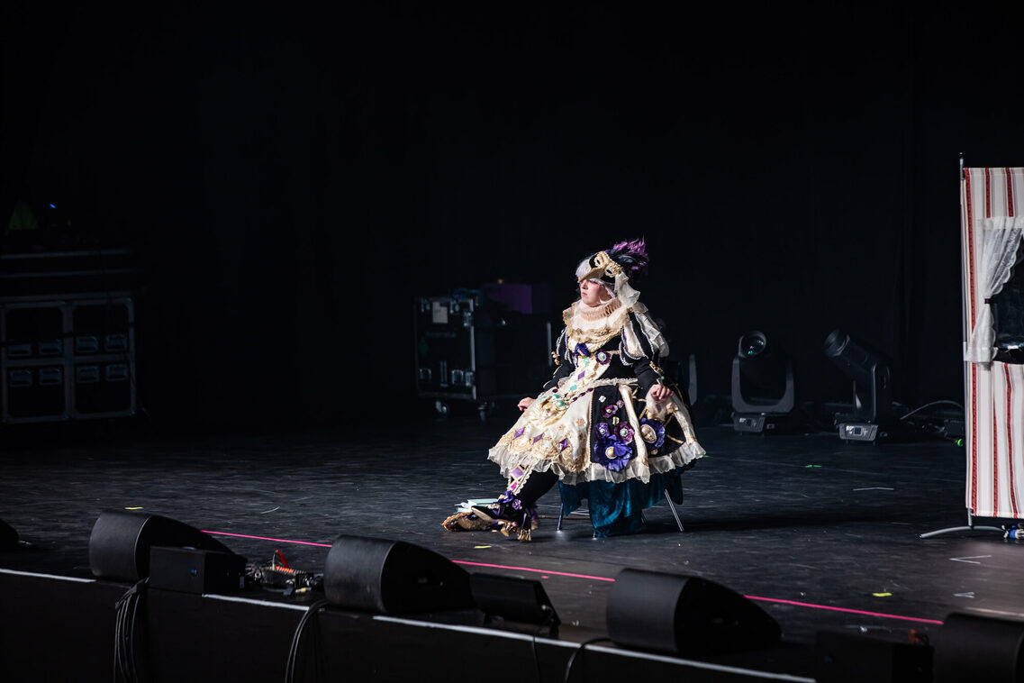 Eine Frau in Manga-Kostüm tritt auf der Bühne auf.