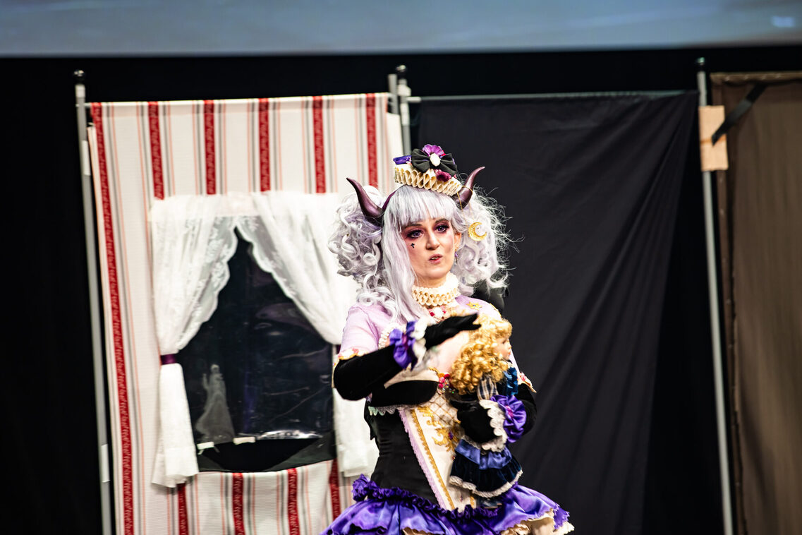 Eine Frau in Manga-Kostüm tritt auf der Bühne auf.