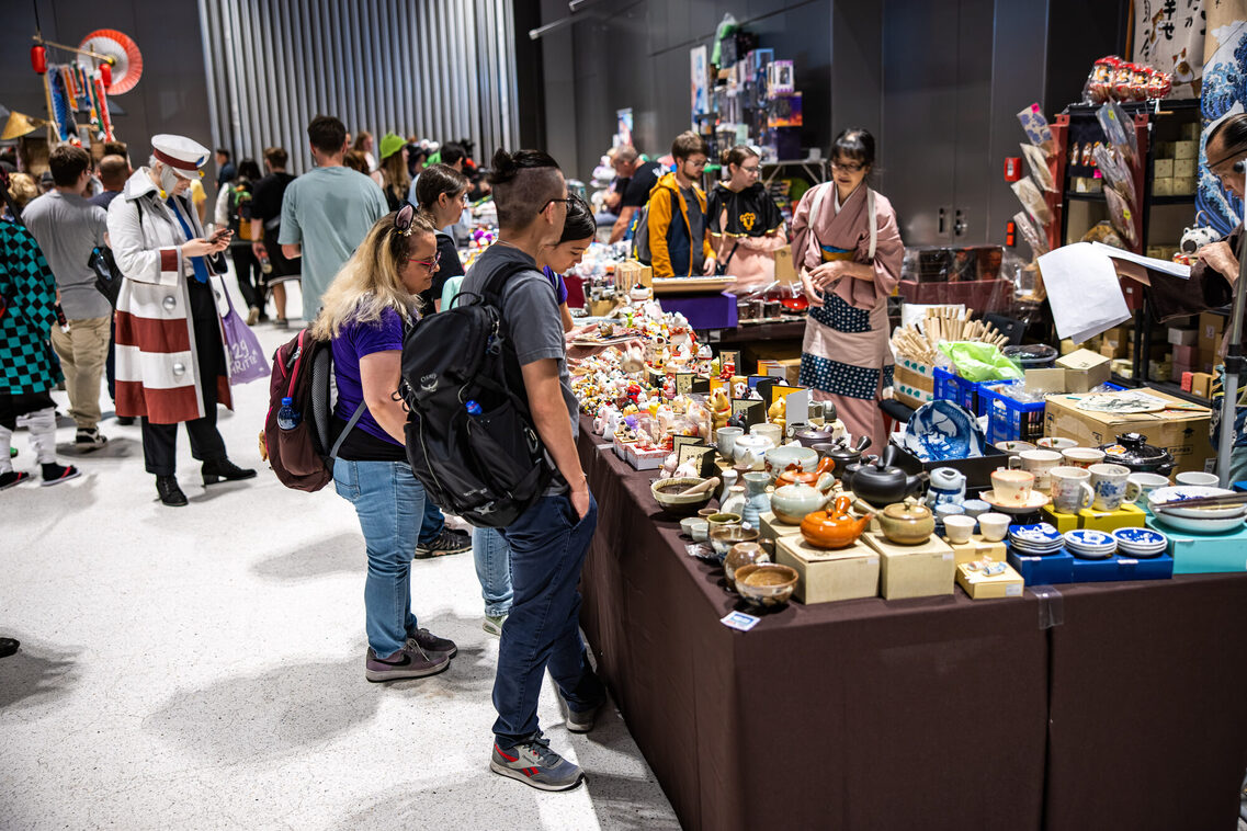 Veranstaltungsgäste in der Messehalle