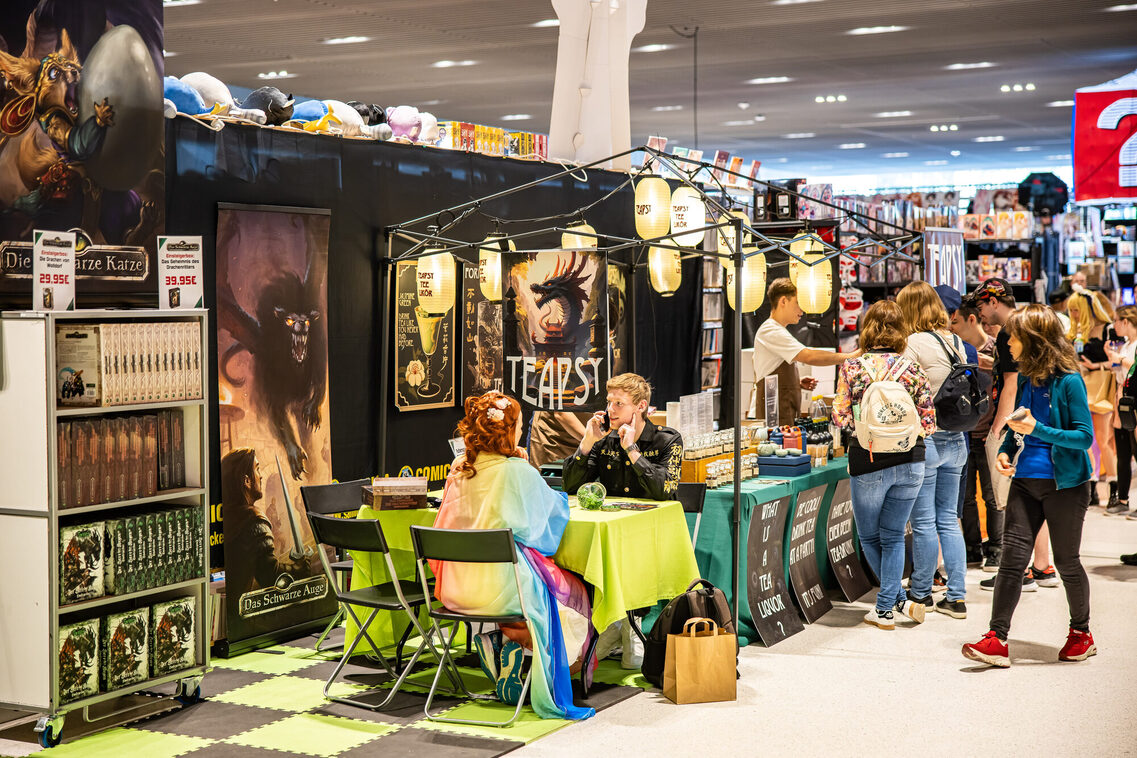 Veranstaltungsgäste in der Messehalle