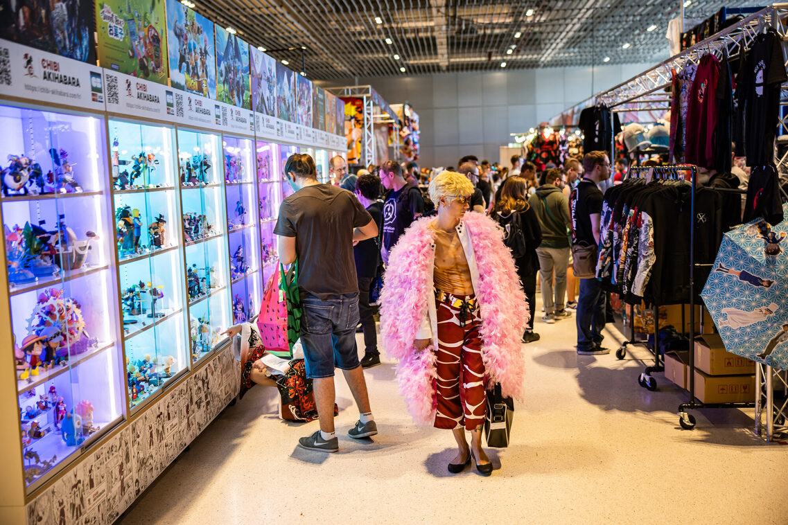 Ein Mann in Manga-Kostüm in der Messehalle im RMCC