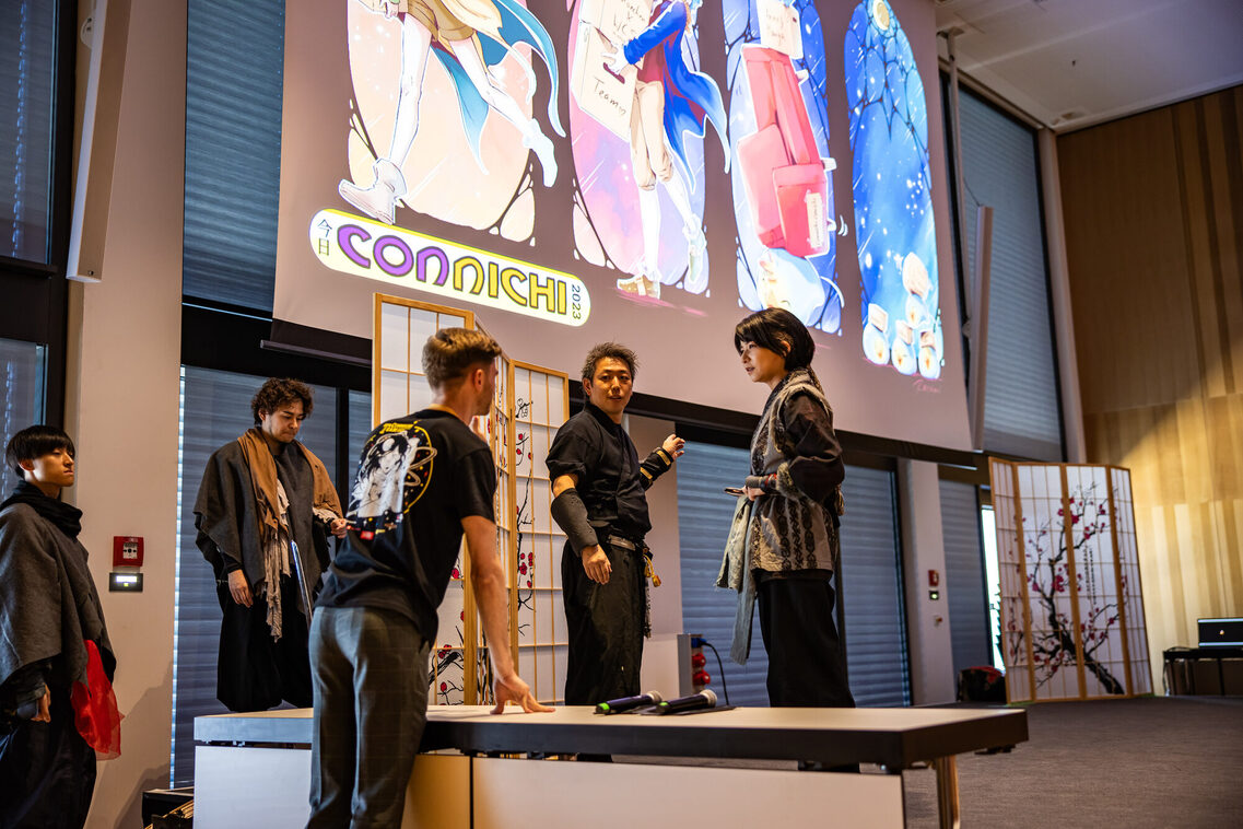 Menschen in den Manga-Kostümen unterhalten sich