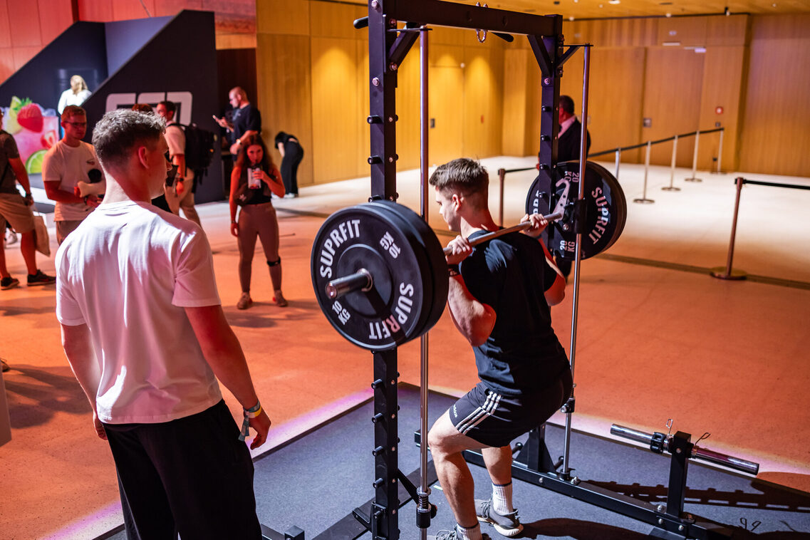 Ein Mann macht Squats mit dem Squat Rack