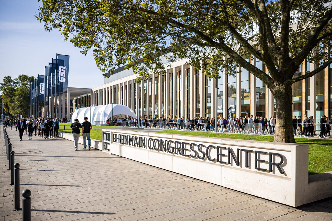 Publikum steht in der Warteschlange vor dem RMCC