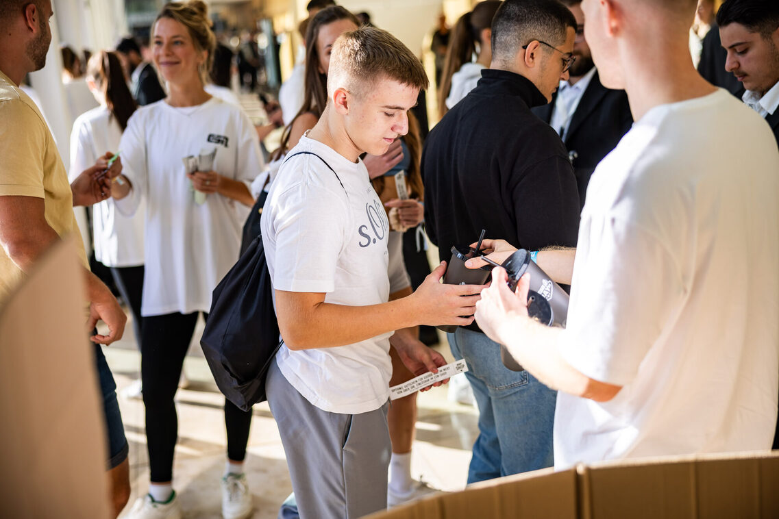 Ein junger Mann hält eine ESN-Flasche