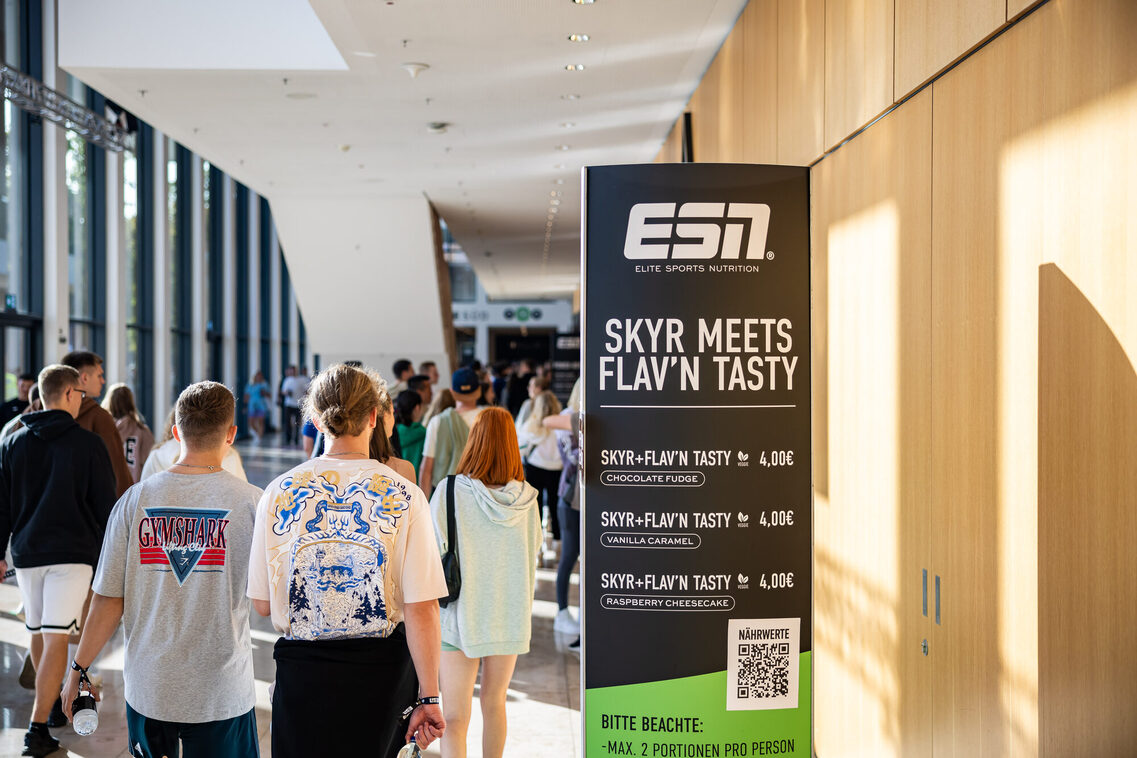 Das Publikum im Foyer während der Veranstaltung