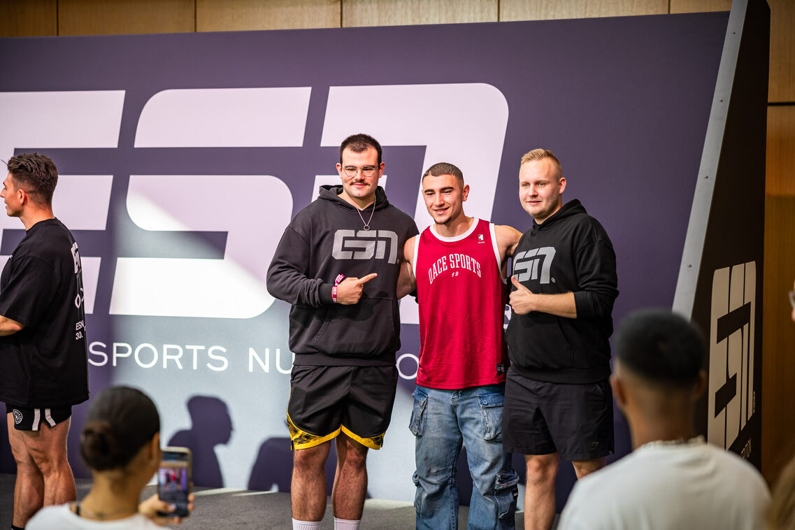 Drei Männerlassen sich vor der ESN-Wand fotografieren.