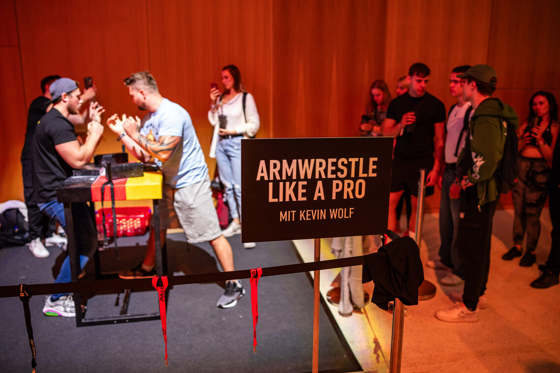 Zwei Männer beim Armwrestling