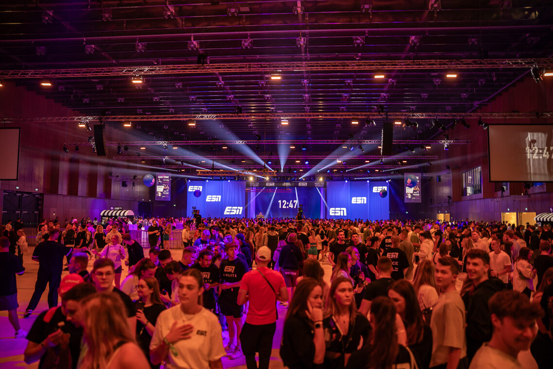 Veranstaltungsgäste in der Messehalle