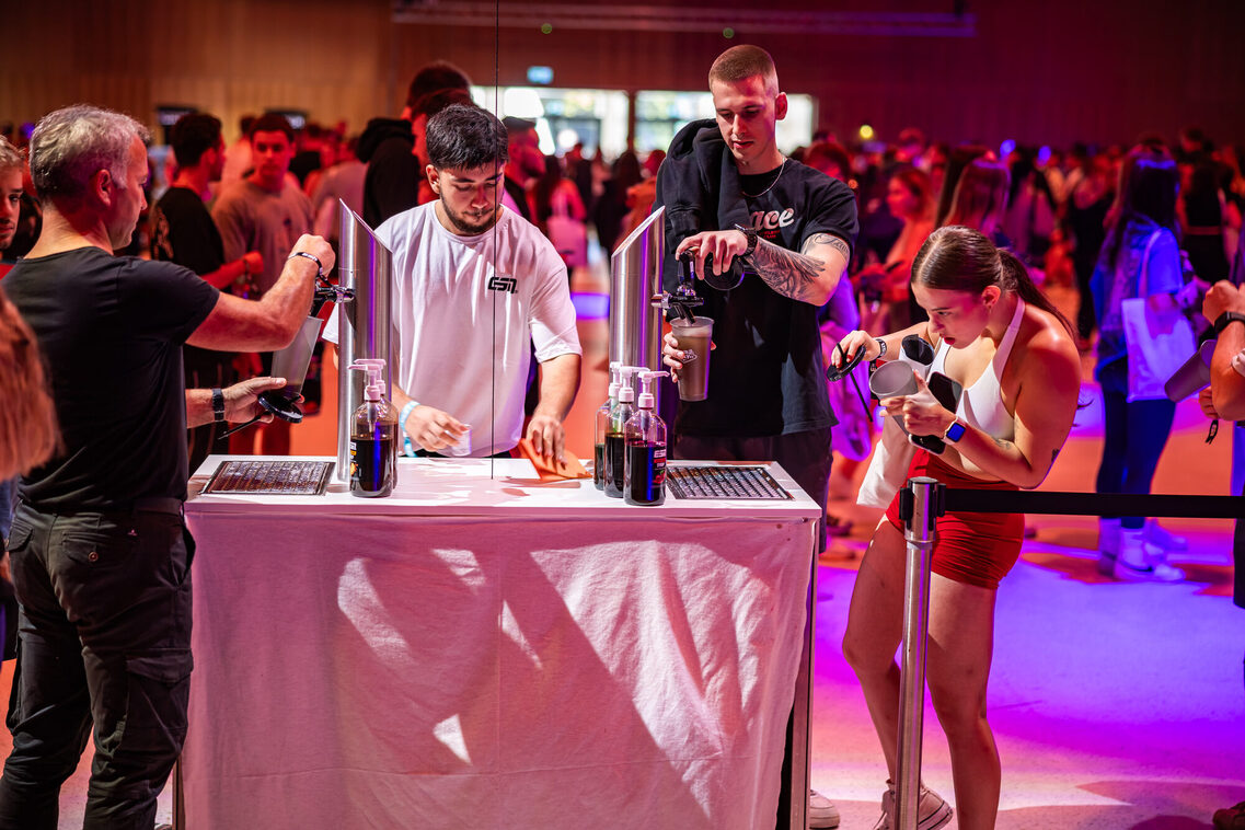 Veranstaltungsgäste bereiten Sport-Coctails vor