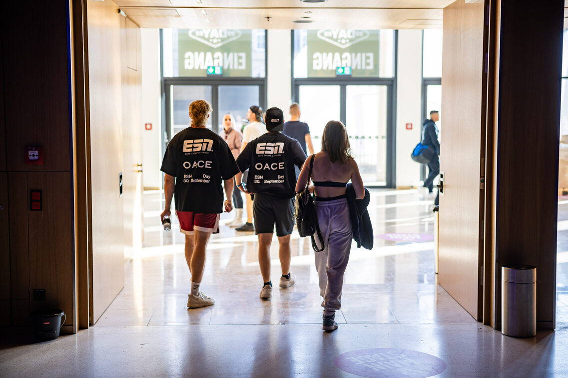 Veranstaltungsgäste am Ausgang in der Halle Nord