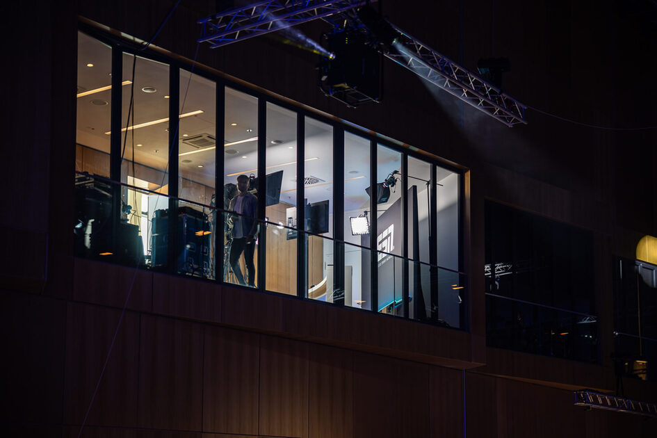 Kuzey Salonundaki locada bir adam duruyor