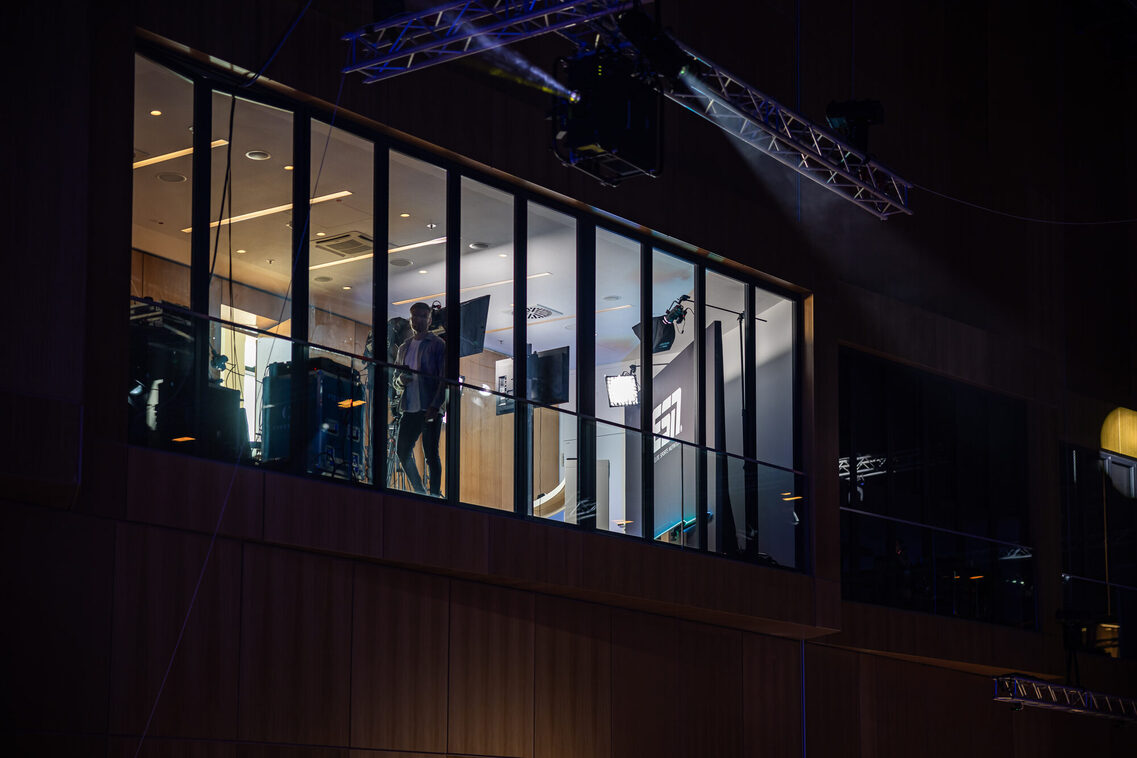 Ein Mann steht in der Loge in der Halle Nord