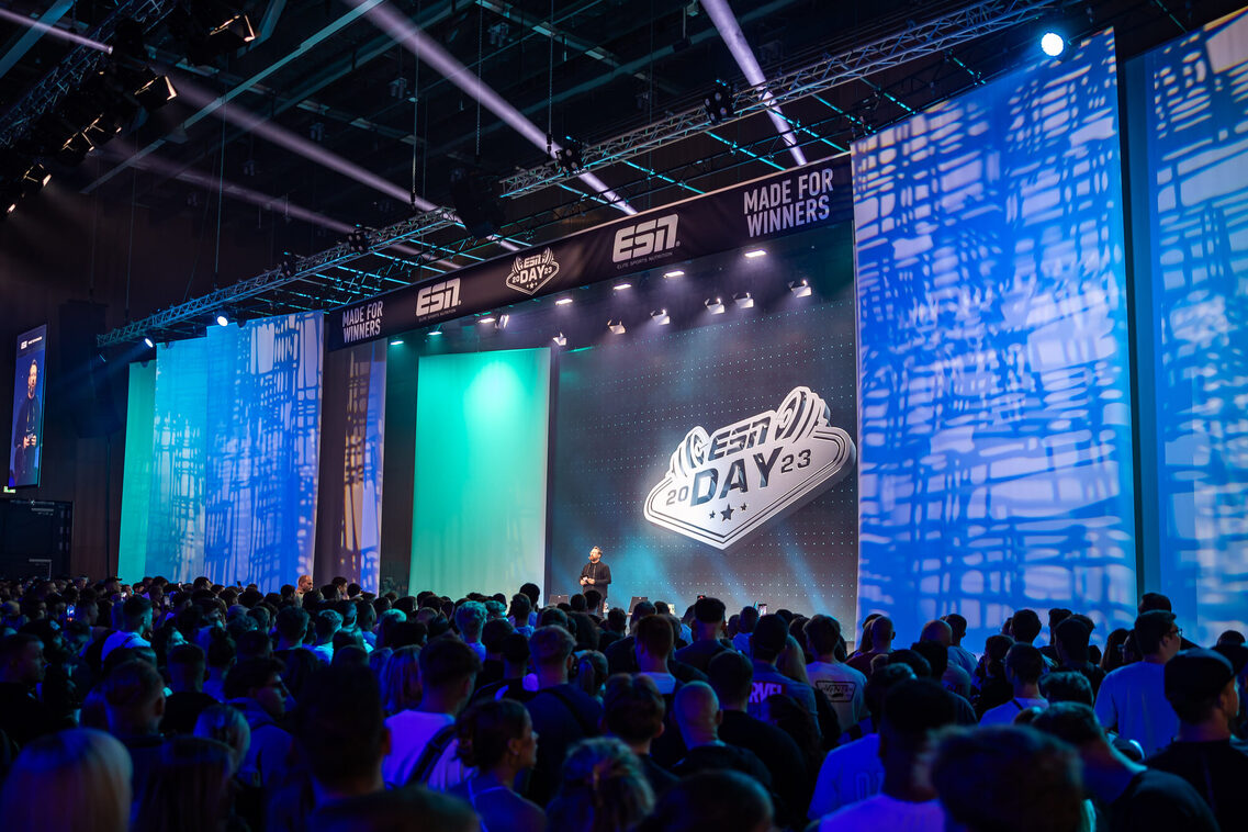 Veranstaltungsgäste stehen vor der Bühne