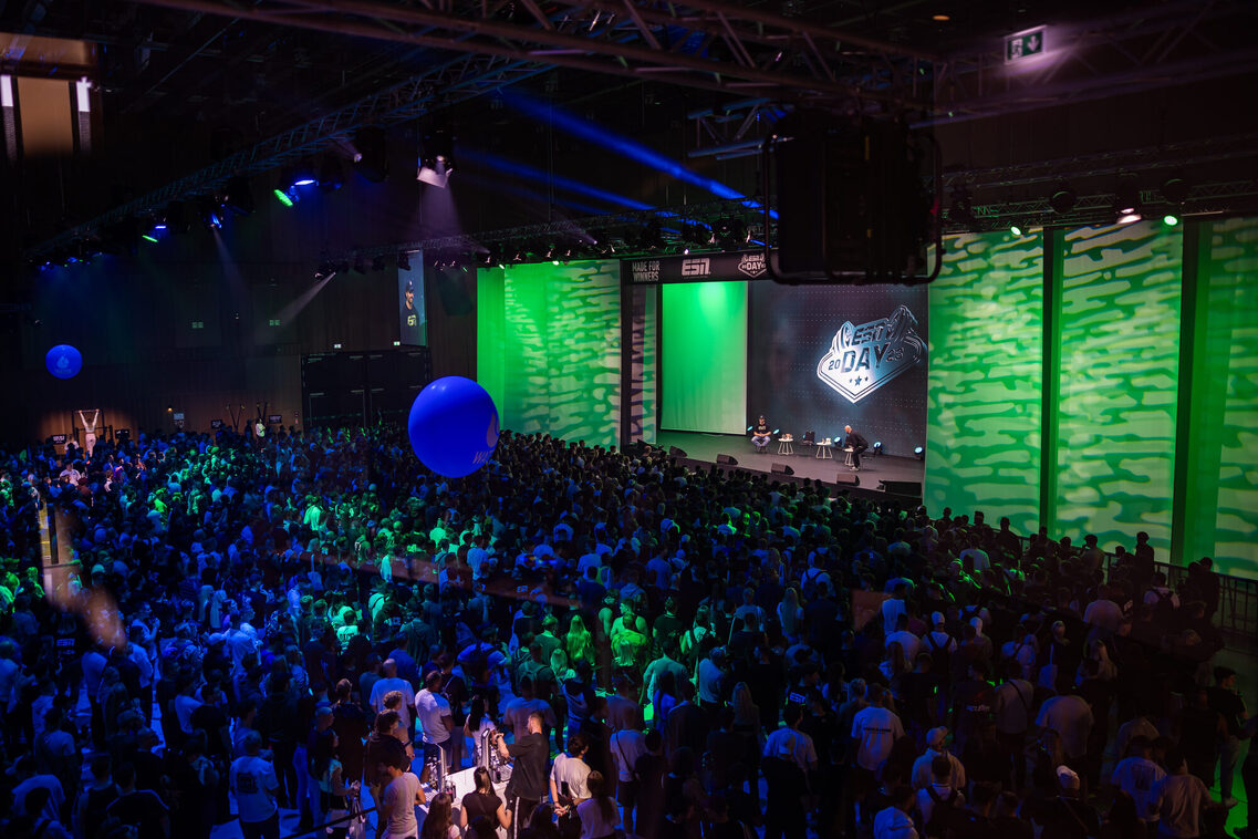 Veranstaltungsgäste vor der Bühne, Aufnahme von oben