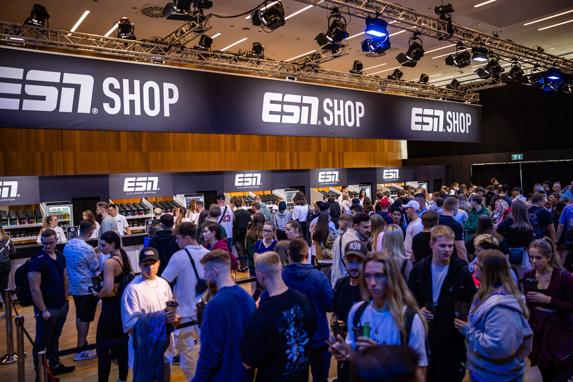 Veranstaltungsgäste in der Messehalle