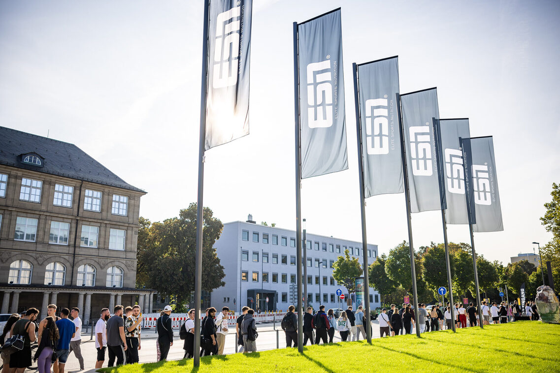 Veranstaltungsgäste in der Warteschlange vor dem RMCC