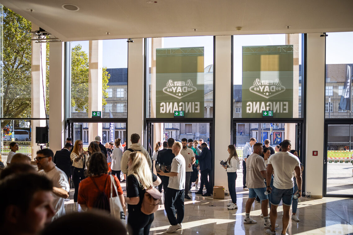 Veranstaltungsgäste im Foyer Zentral im RMCC