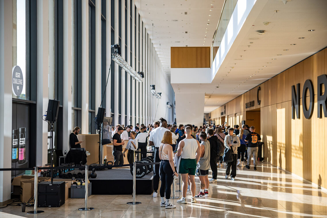 Veranstaltungsgäste im Foyer Nord im RMCC