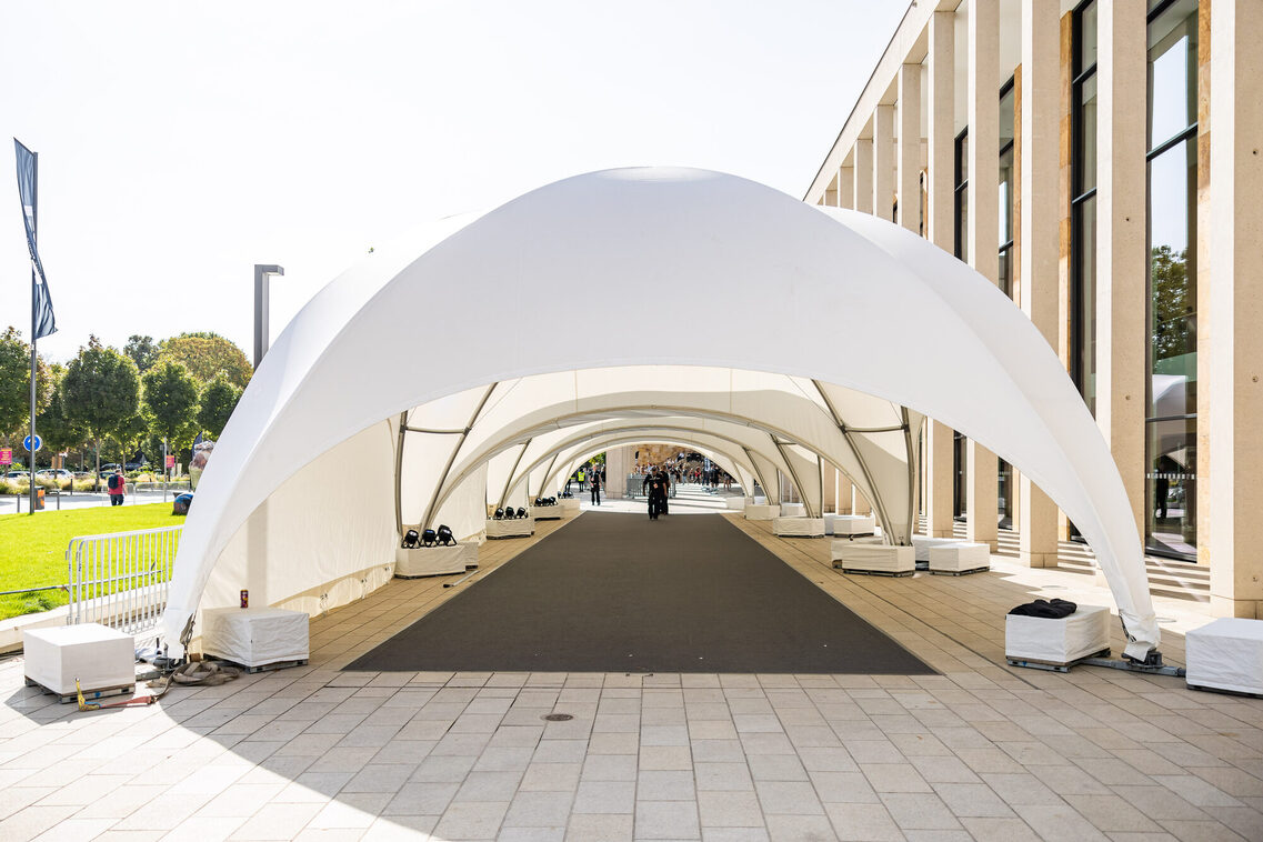 Ein Zelt für die Registrierung der Veranstaltungsteilnehmer vor dem RMCC