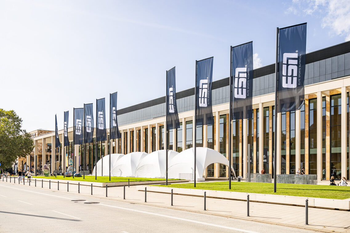 Ein Zelt vor dem RMCC für die Registrierung der Veranstaltungsteilnehmer