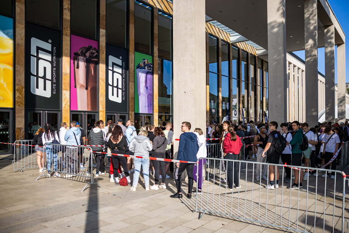 Veranstaltungsgäste in der Warteschlange vor dem RMCC