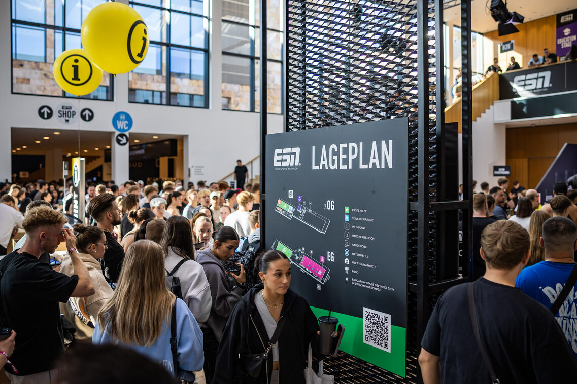 Gäste während einer Veranstaltung im RMCC im Foyer Zentral