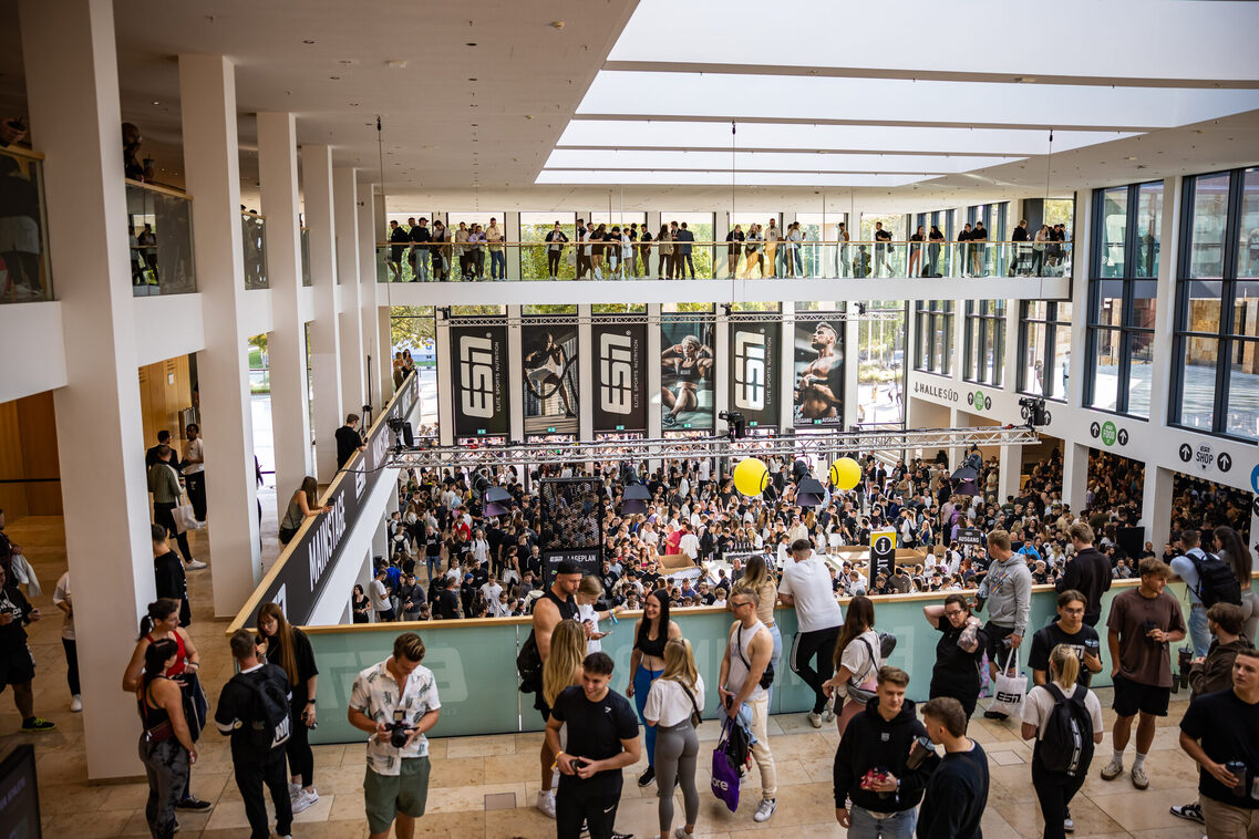 Veranstaltungsgäste im Foyer Zentral im RMCC
