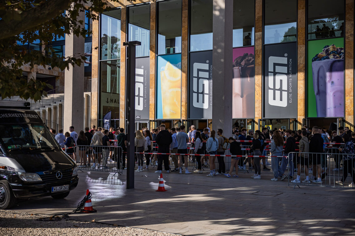 Veranstaltungsgäste in der Warteschlange vor dem RMCC