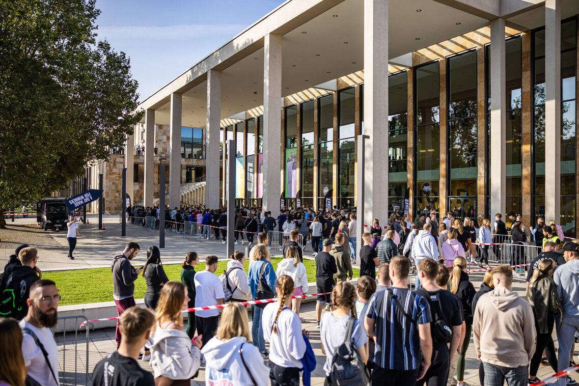 Veranstaltungsgäste in der Warteschlange vor dem RMCC