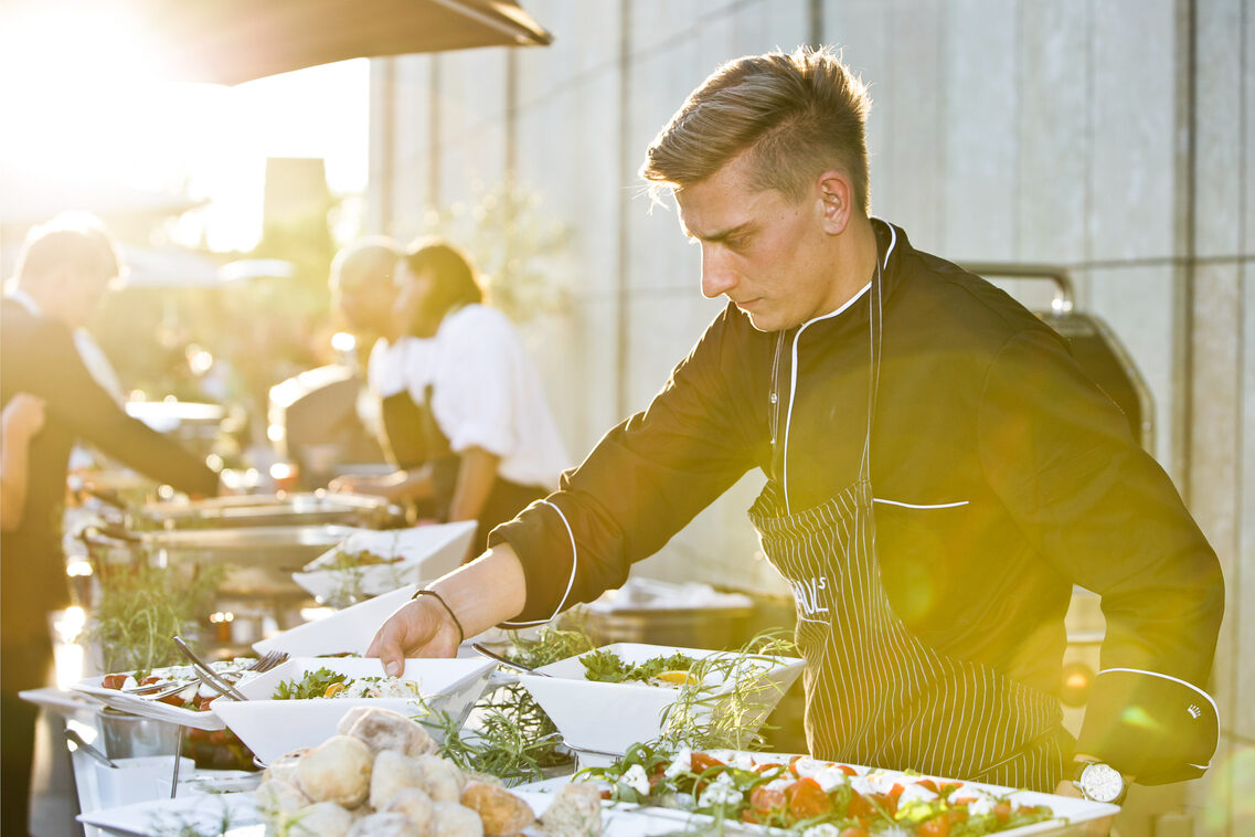 يضع النادل الطعام على الطاولة