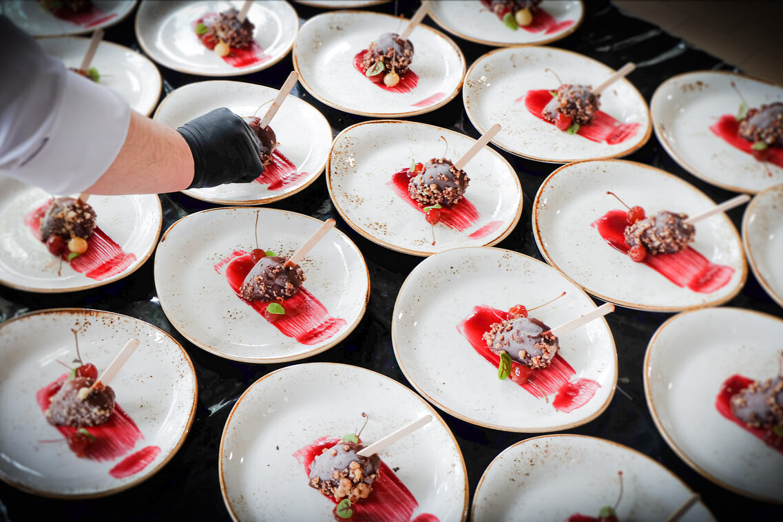 الطعام على الأطباق