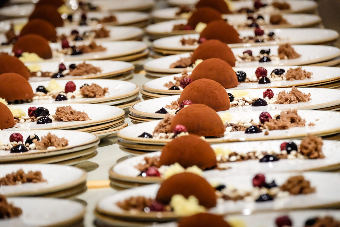 الطعام على الأطباق